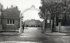 86613 Gezicht op de hoofdingang van de Kromhoutkazerne (Prins Hendriklaan 89) te Utrecht.N.B. Het adres Prins ...